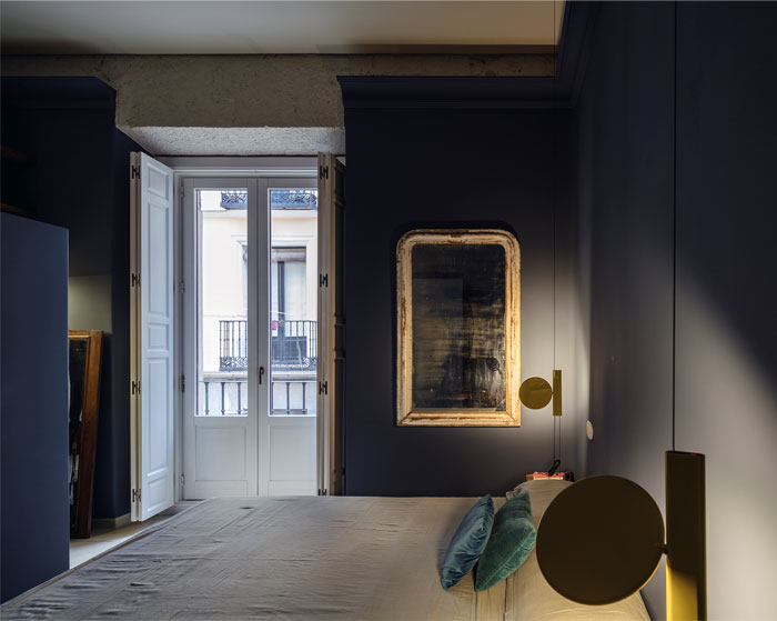 Практичное расположение кухни, столовой и гостиной в одной зоне в мадридской квартире