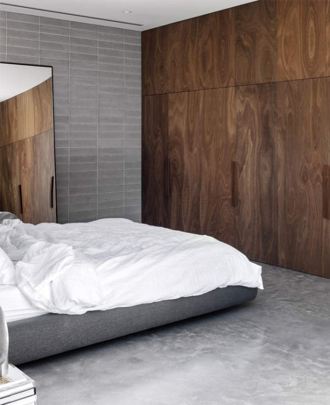 Серый камень и дерево в интерьере дома в Мельбурне, Австралия