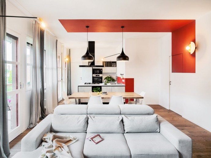Красочные акценты в светлом интерьере квартиры в Турине, Италия