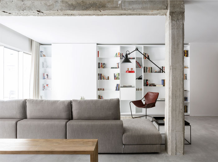 Сдержанные цвета, элегантная простота форм и материалов в интерьере мадридской квартиры