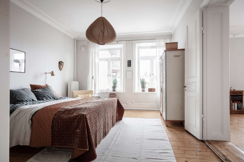 Высокие потолки и хорошо сохранившиеся детали начала ХХ века в апартаментах в Стокгольме