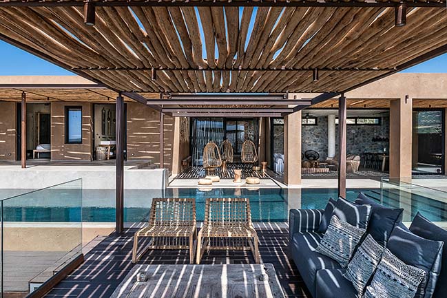 Вилла на Крите, интегрированная в дикий ландшафт и выполненная из камня и натуральных материалов