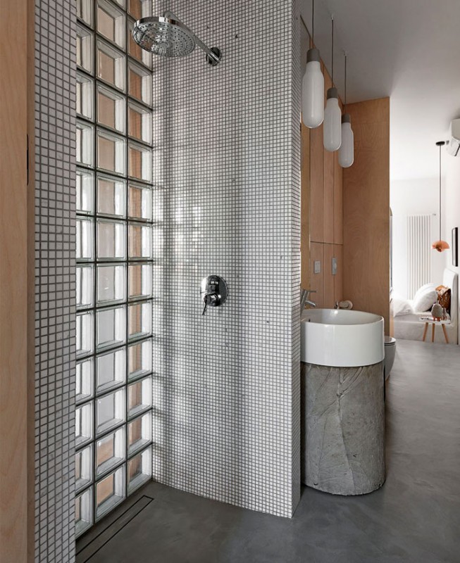 Бетон с нежно-розовым бархатом, конструкции из красного кирпича и немного латуни и меди в интерьере