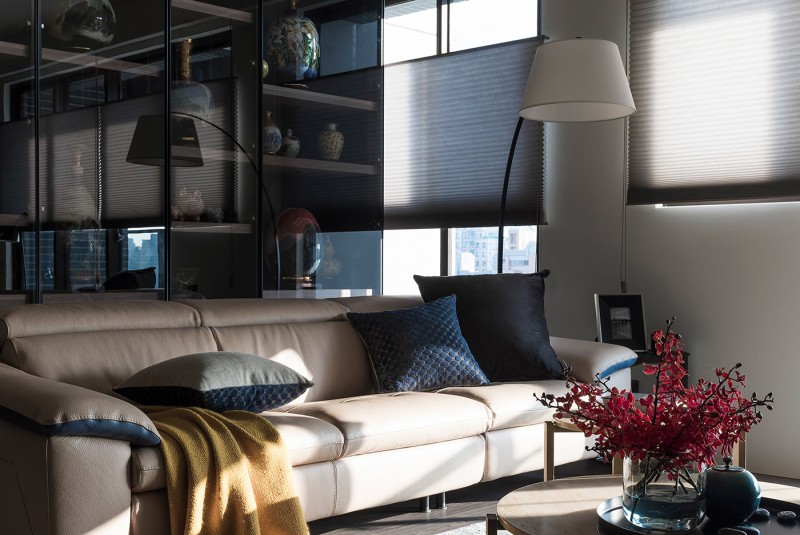 Интерьер в темных тонах с яркими акцентами Интерьер в темных тонах с яркими акцентами