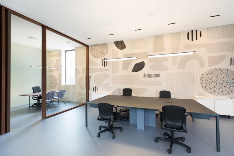 Лёгкий красочный дизайн офиса компании FinTech Bridgevest в Роттердаме