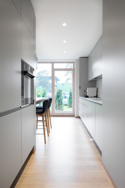 Минималистские апартаменты с синими и желтыми акцентами в Нымме, Эстония