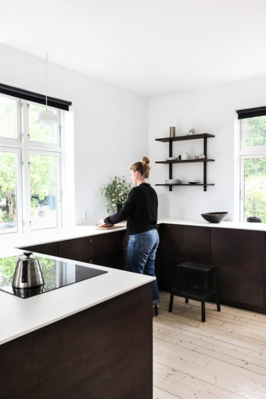 Монохромный интерьер дома на склоне холма в Норвегии