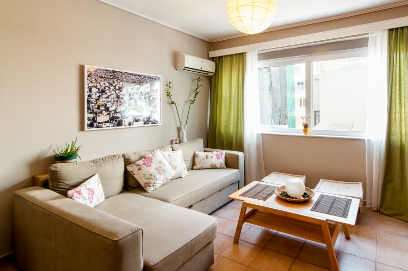 Средиземноморская квартира с балконом в теплых тонах в Афинах