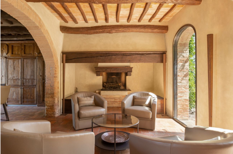 400-летний фермерский дом на вершине холма недалеко от Сиены, Италия 400-летний фермерский дом на вершине холма недалеко от Сиены, Италия