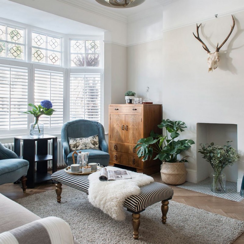 Акцентная стена черного цвета в оформлении небольшого дома