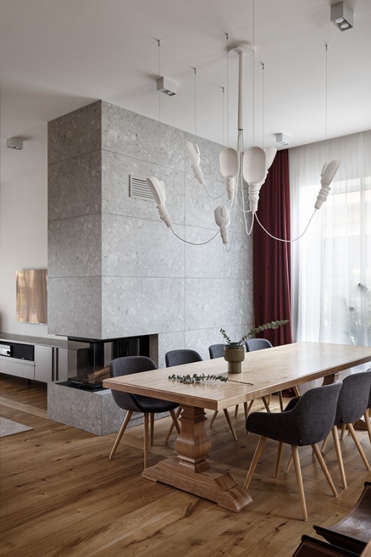 Дерево и камень в интерьере просторных апартаментов