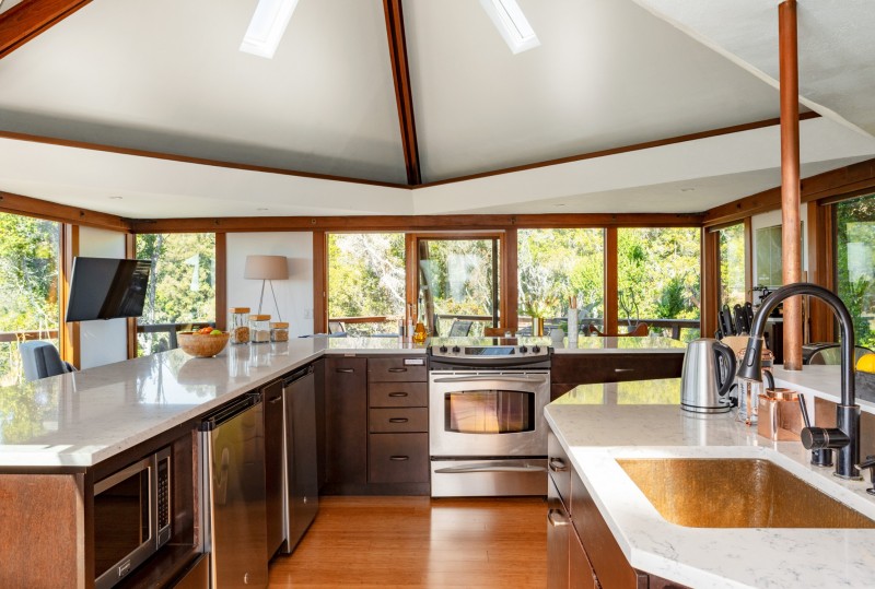 Панорамный вид на лес в уединенном "домике" на дереве Панорамный вид на лес в уединенном "домике" на дереве