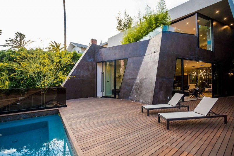 Роскошная современная резиденция, расположенная в Лос-Анджелесе