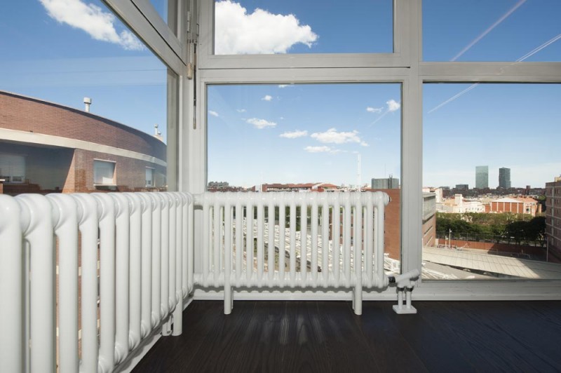 Черно-белый интерьер гостиной в квартире, расположенной в Барселоне