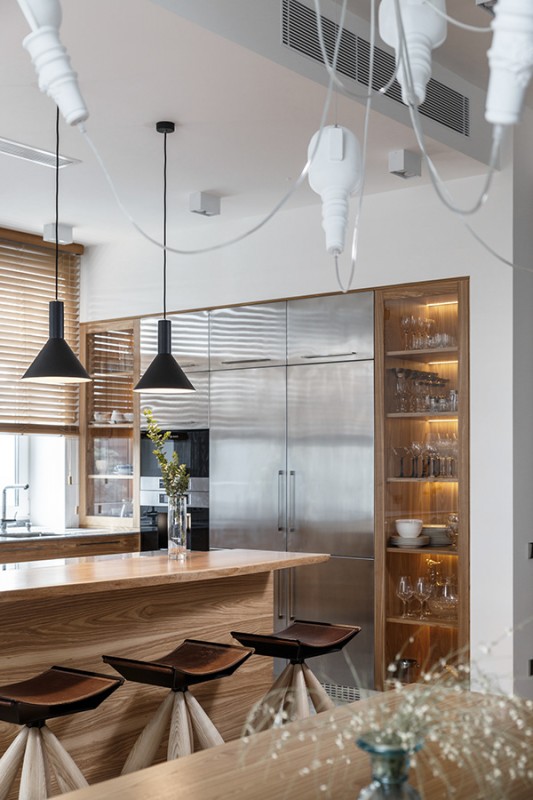 Дерево и камень в интерьере просторных апартаментов