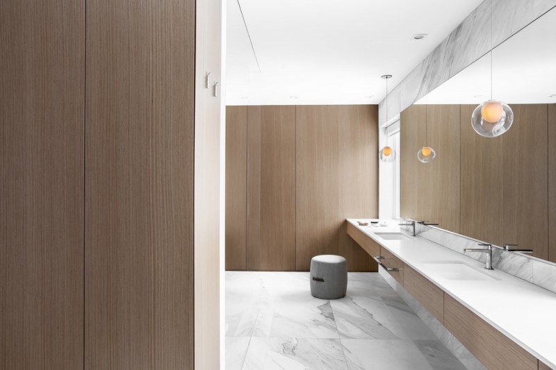 Сочетание белого цвета и дерева в интерьере апартаментов в Монреале, Канада