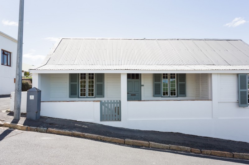 Интерьер коттеджа в сине-белых цветах