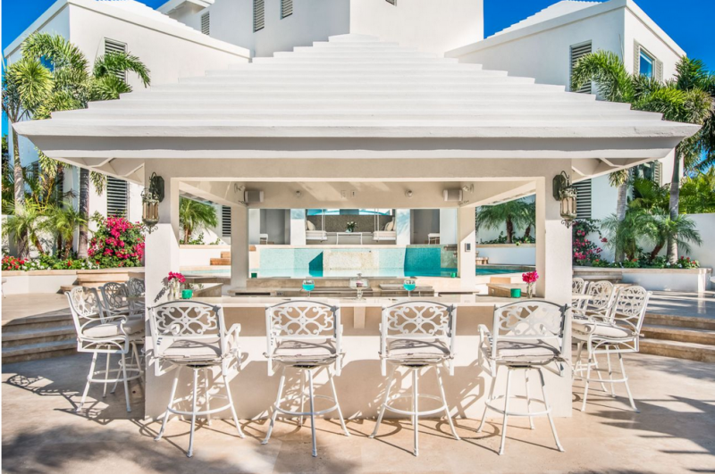 Небольшой отель Pearl West в городе Лонг-Бэй-Хиллс, острова Тёркс и Кайкос