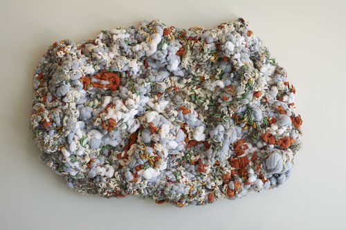 Приземистая мебель и художественные инсталляции в просторном светлом пентхаусе