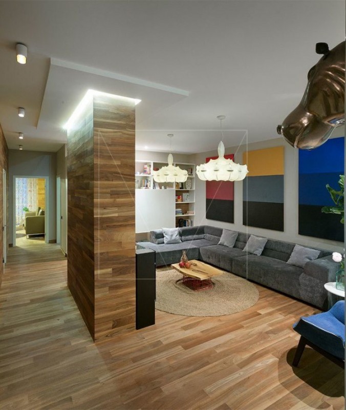 Деревянные поверхности и яркие цвета - современная квартира для молодой семьи