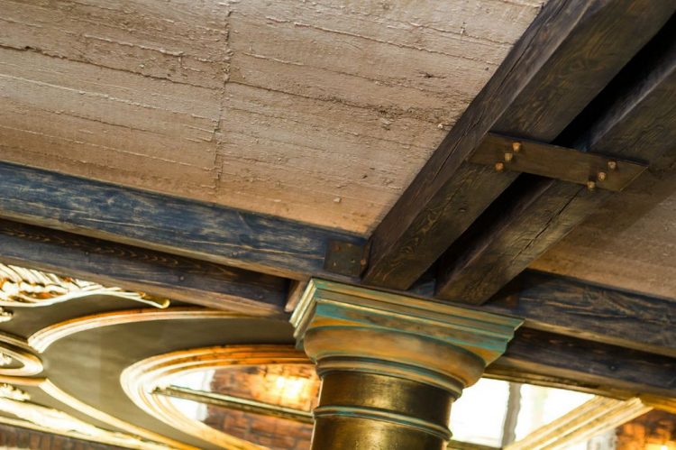 Эклектичный декор лофта, расположенного в бывшем старинном магазине