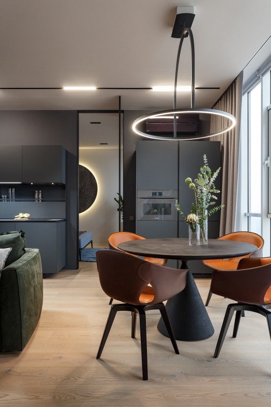 Фокусировка на панорамные окна в студии площадью 69 кв.м.