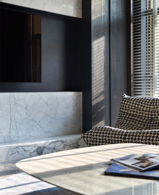 Интерьер апартаментов в темных тонах в Фучжоу, Китай