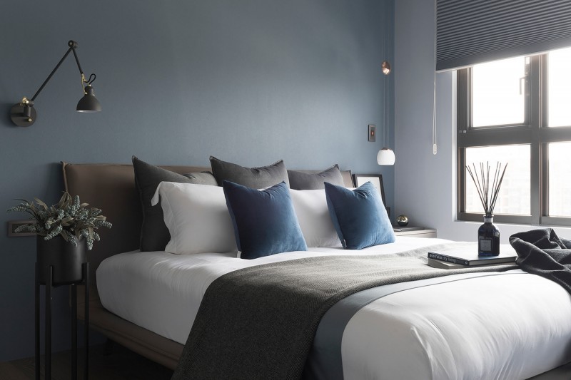 Интерьер в темных тонах с яркими акцентами Интерьер в темных тонах с яркими акцентами