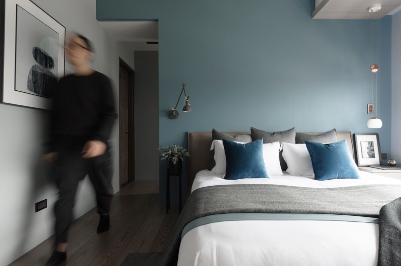 Интерьер в темных тонах с яркими акцентами Интерьер в темных тонах с яркими акцентами