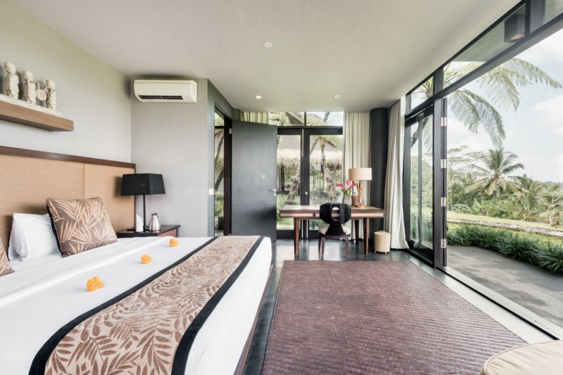 Современная вилла с соломенной крышей и видом на джунгли