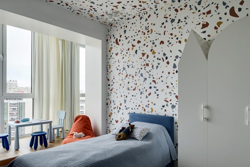 Акцент на синий и красный цвета