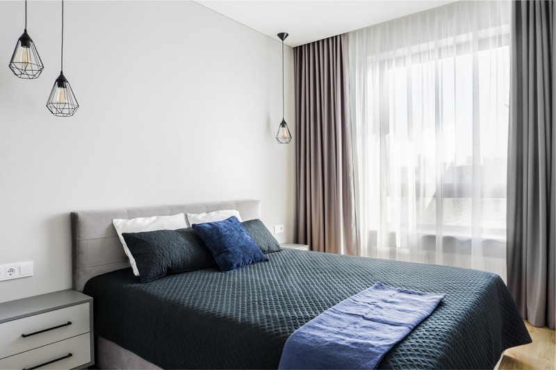 Апартаменты в серых тонах с яркими цветовыми акцентами