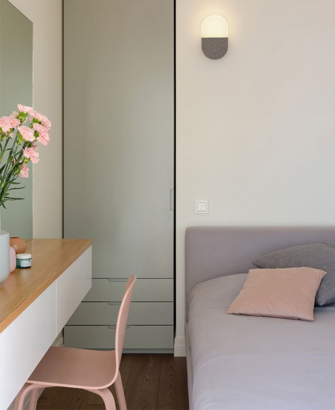 Комфортный, без лишних деталей интерьер светлых апартаментов