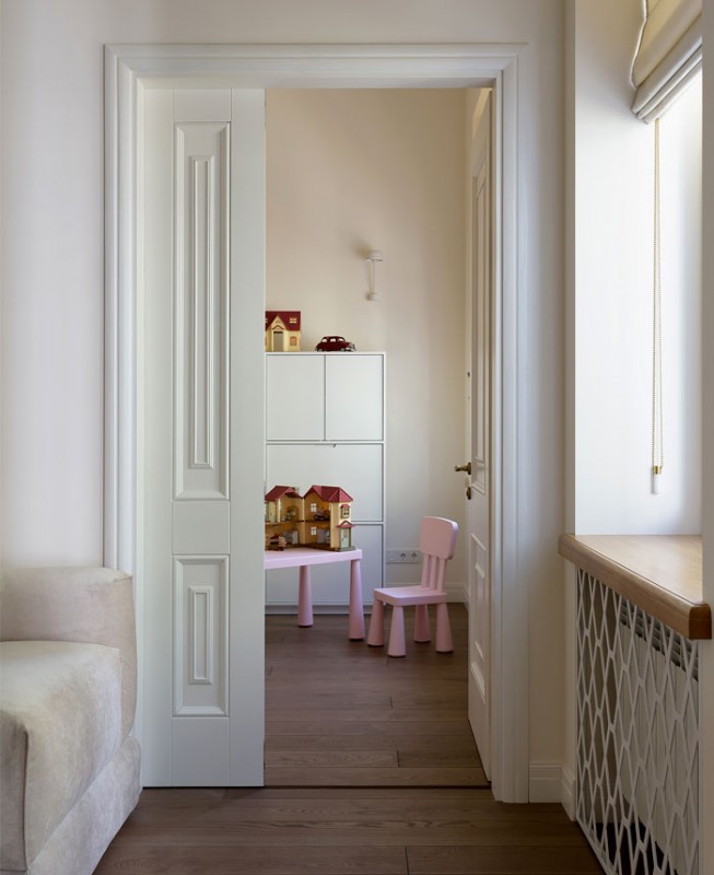 Комфортный, без лишних деталей интерьер светлых апартаментов