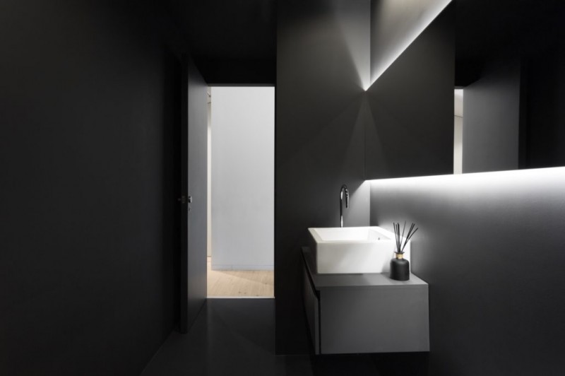 Контрастный интерьер функциональных апартаментов в Барселоне