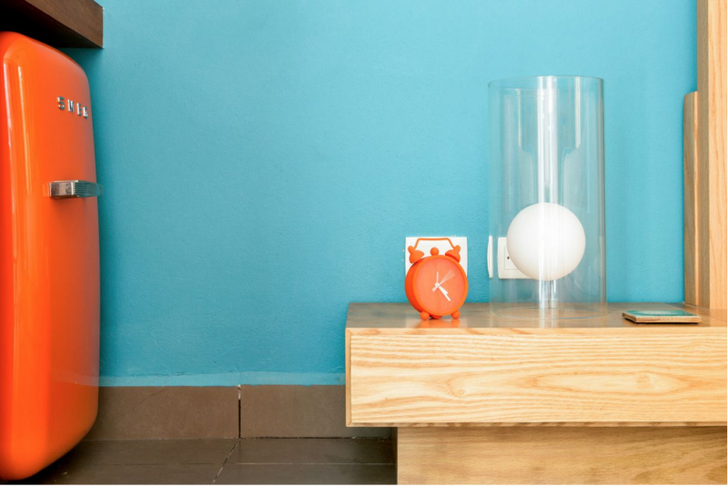 Красочный тропический модернизм в интерьере виллы в Мексике