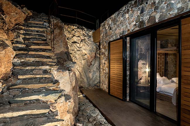 Вилла на Крите, интегрированная в дикий ландшафт и выполненная из камня и натуральных материалов