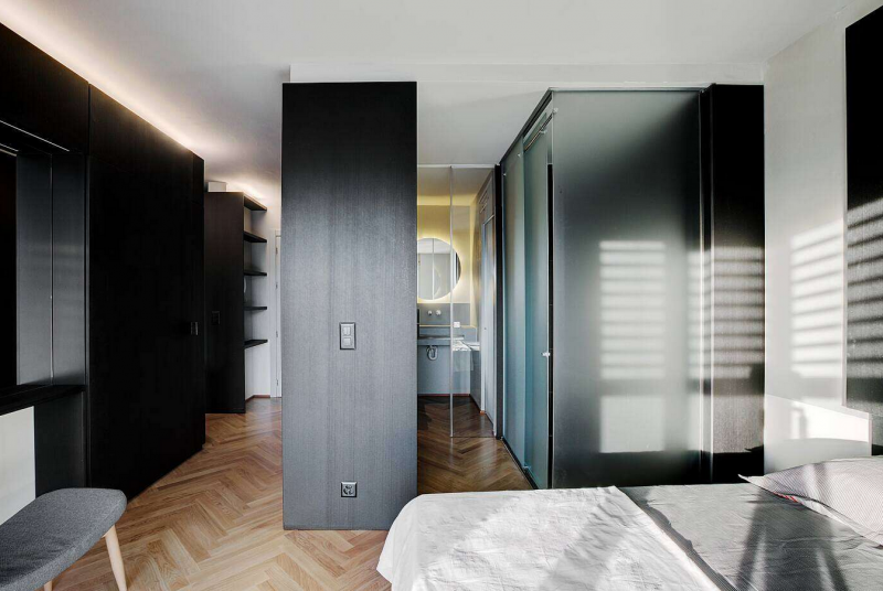 Акцентные черные деревянные панели в интерьере компактной квартиры