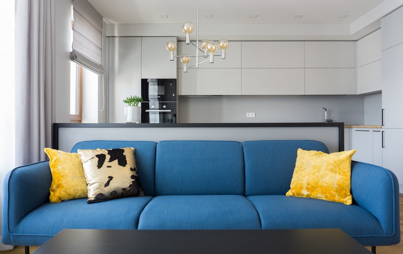 Апартаменты в серых тонах с яркими цветовыми акцентами