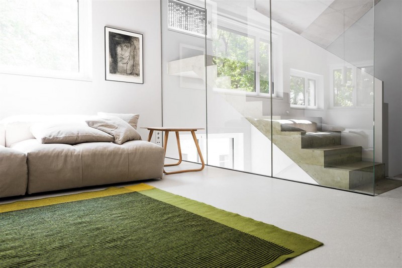 Деревянная мебель, красочные ковры и индустриальные элементы в интерьере особняка в Берлине