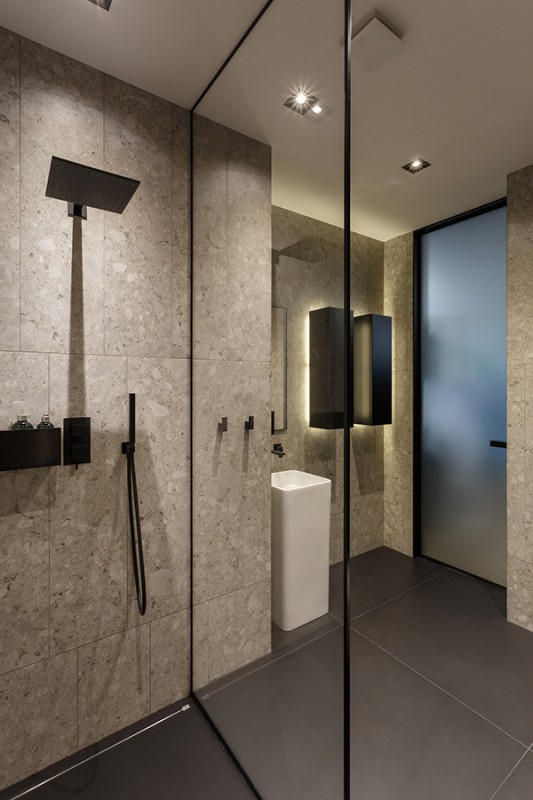 Фокусировка на панорамные окна в студии площадью 69 кв.м.