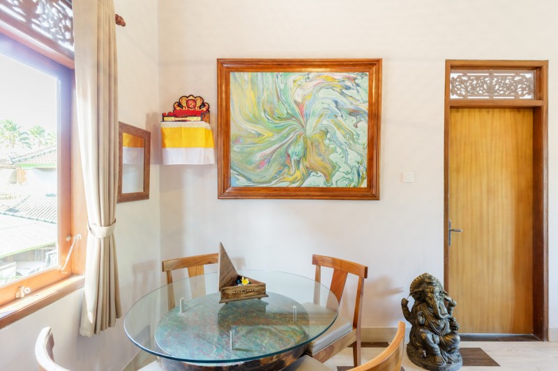 Яркий интерьер компактной квартиры в Куте, Индонезия Яркий интерьер компактной квартиры в Куте, Индонезия