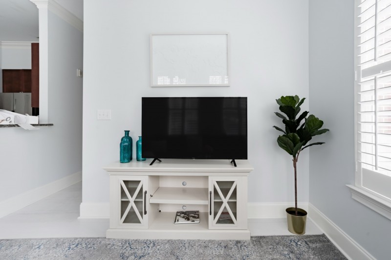 Нейтральные тона, оттенки синего и деревянные акценты в интерьере квартиры в Северной Каролине