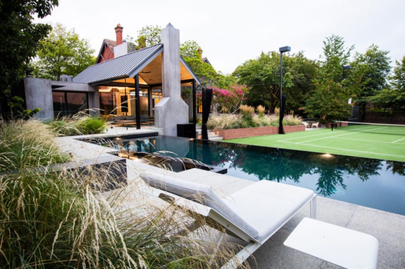 Великолепный проект организации террасы и сада с бассейном в загородном доме