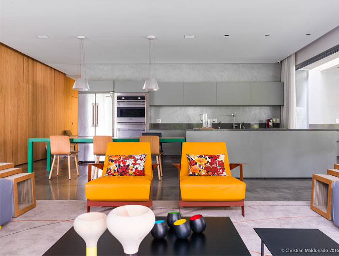 Интерьер пентхауса с полированными бетонными полами и обширной деревянной облицовкой