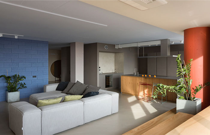 Интригующие дизайнерские конструкции и яркие акценты в интерьере просторных апартаментов