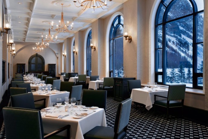 Канадский отель Fairmont Chateau Lake Louise, окруженный высокими горными вершинами Канадский отель Fairmont Chateau Lake Louise, окруженный высокими горными вершинами