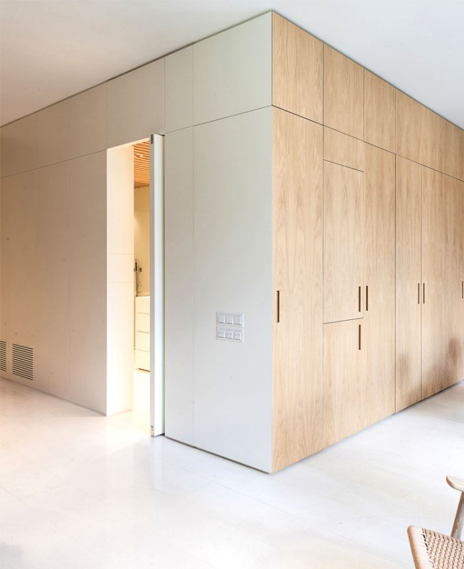 Кухня, спрятанная за элегантными стеновыми панелями в жилом проекте Barcelona Кухня, спрятанная за элегантными стеновыми панелями в жилом проекте Barcelona