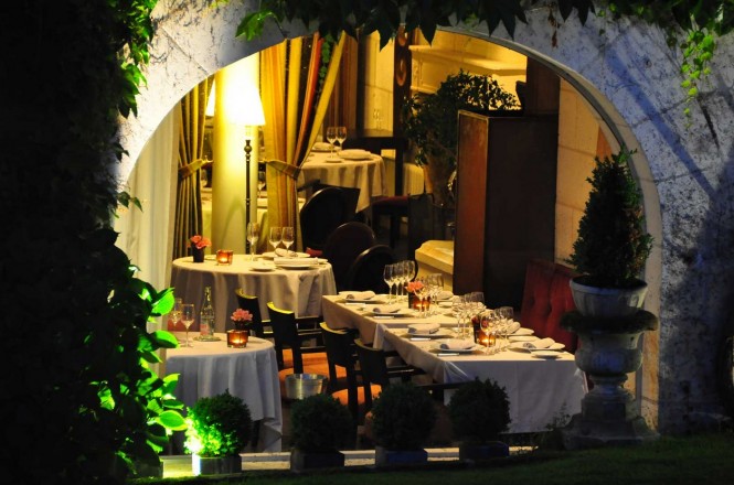 Очаровательный загородный отель Le Moulin de l'Abbaye во Франции Очаровательный загородный отель Le Moulin de l'Abbaye во Франции