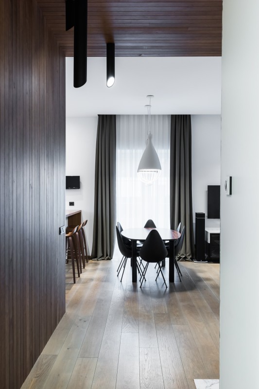 Сочетание дерева и мрамора в интерьере дома в Вильнюсе